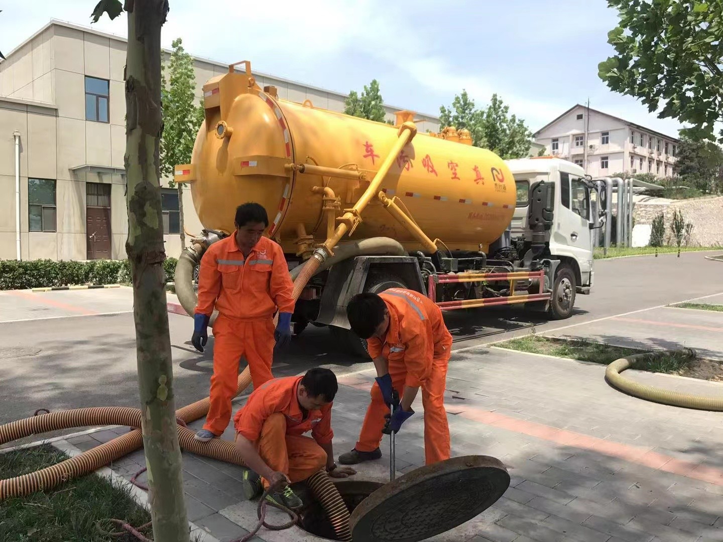 和静管道疏通车停在窨井附近