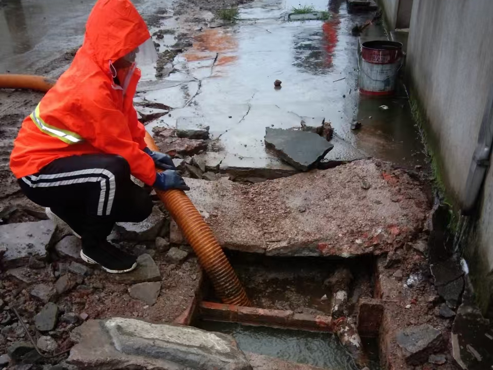 和静专业清理污水池 炜誉市政以规范流程守护城市 “肠道”